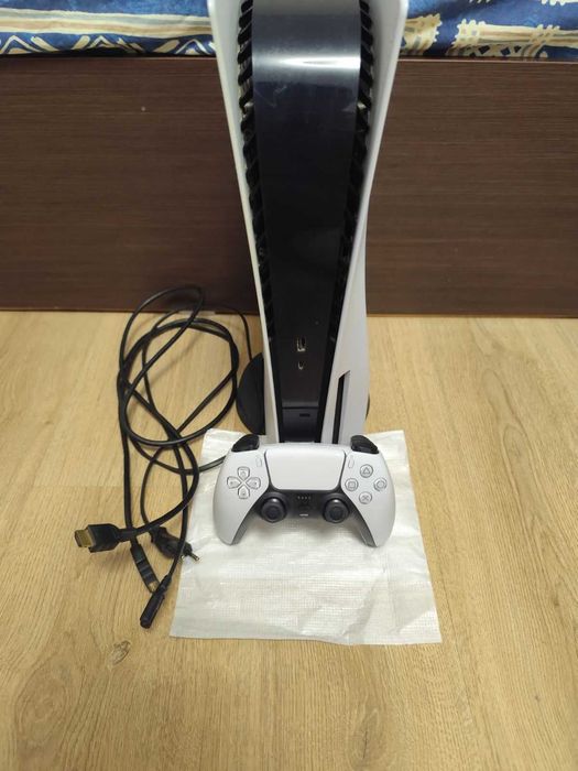 PlayStation 5 Disc В отлично състояние - 825GB с джойстик, стойка и кабели