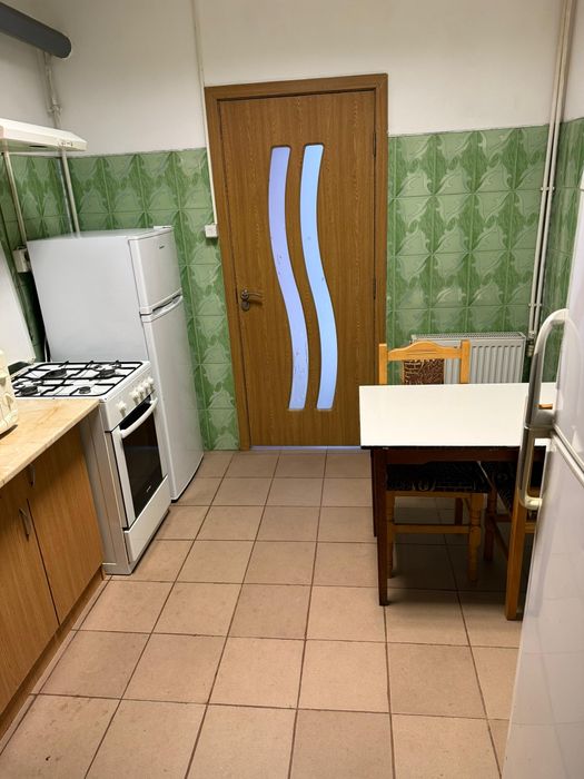 Inchiriez camera la vila