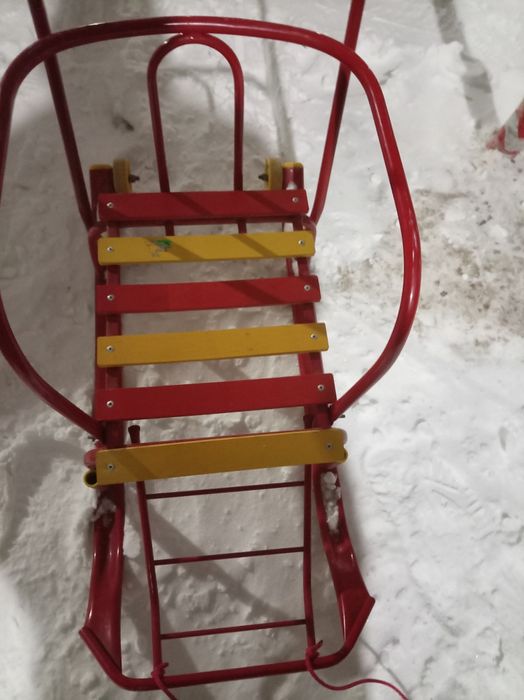 Красные детские санки