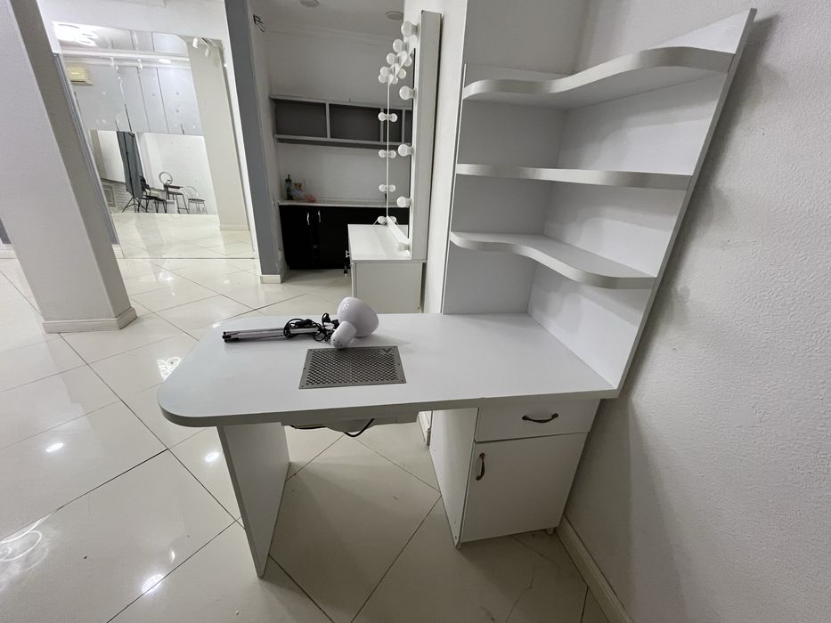 Маникюрный стол