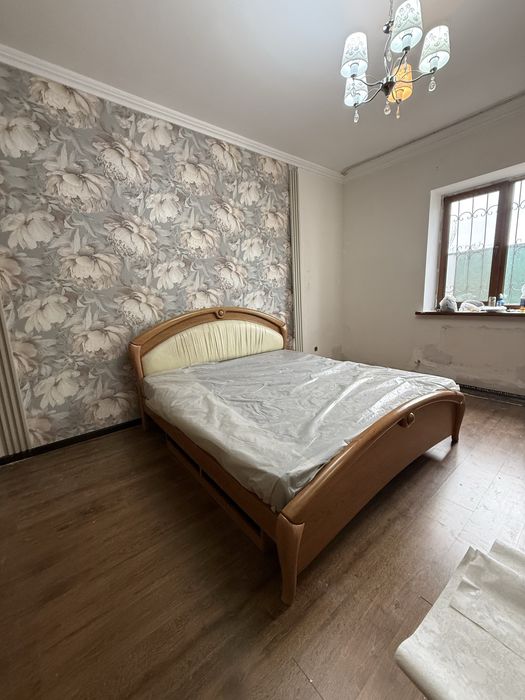 Кровать без матраса, шкаф