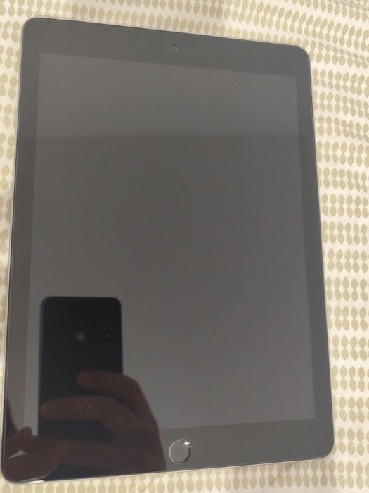 Vând iPad generația 6