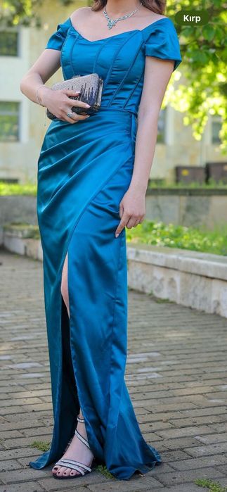 Елегантна официална рокля в нежен лилав цвят. Обличана само веднъж, в отлично състояние. Подходяща за бал, сватба или специален повод.