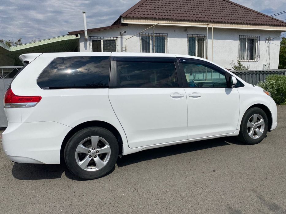 Продам машину Toyota Sienna. 2012 г.в