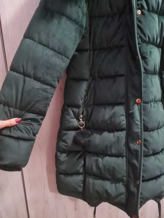 Зимно тъмнозелено яке с подвижна пухена качулка