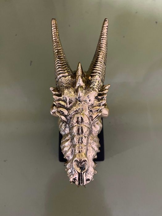 Декорация,скулптура глава на дракон от полиран бронз,в цвят злато