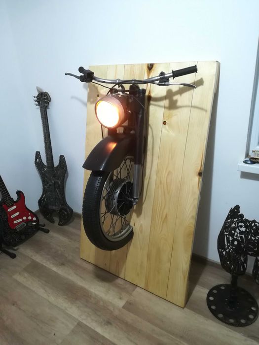 Модерна и стилна нощна лампа от ретро мотор излизащ от стена