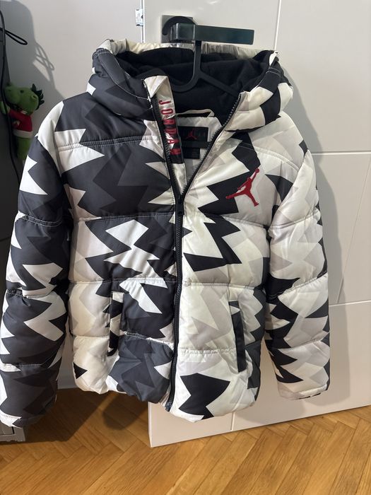 Яке Nike Jordan 132-147 см ,размер М.Запазено в отлично състояние
