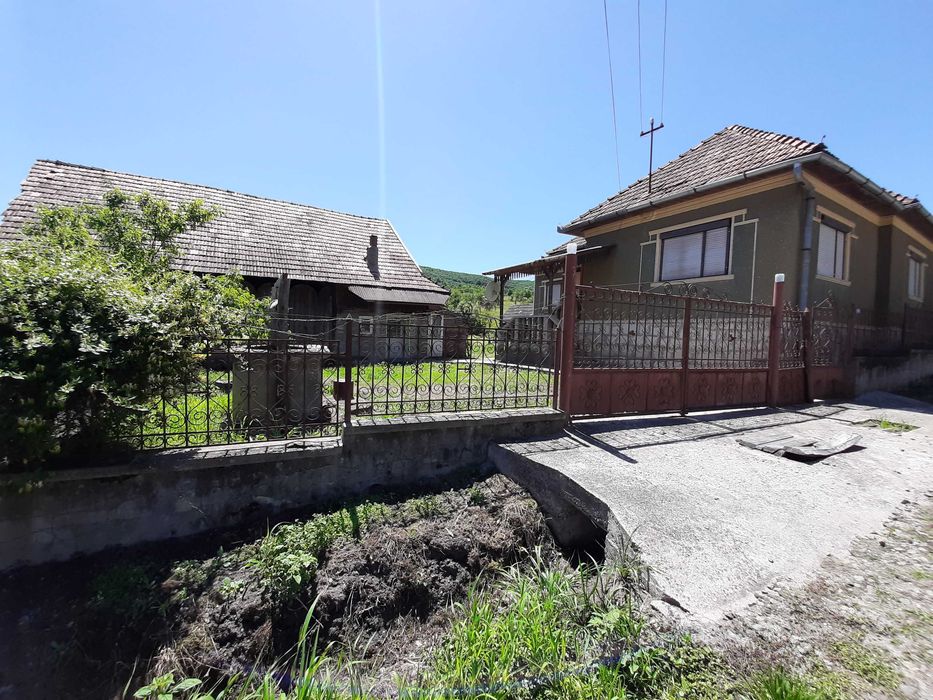 Vand Casa solida la tara 100 mp utili cu anexe 100 mp si teren 4000 mp