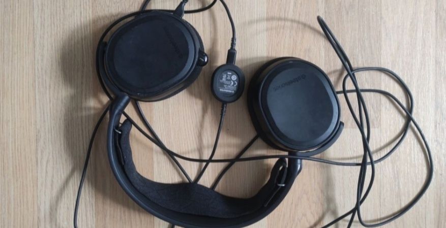Продам игровую гарнитуру SteelSeries Arctis 5