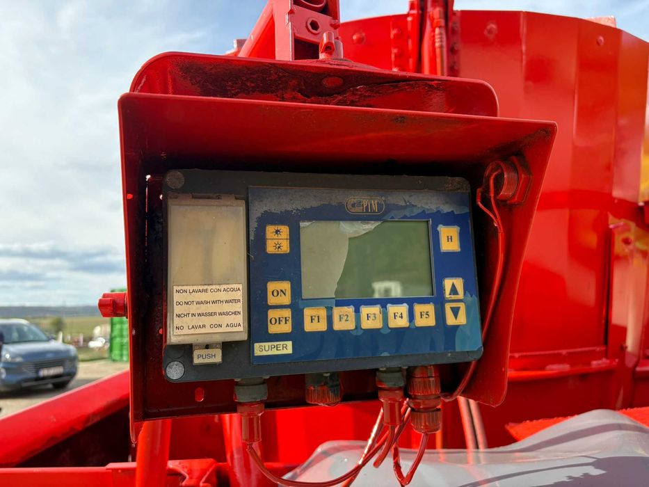 Remorca furajare Kuhn Profile 1480