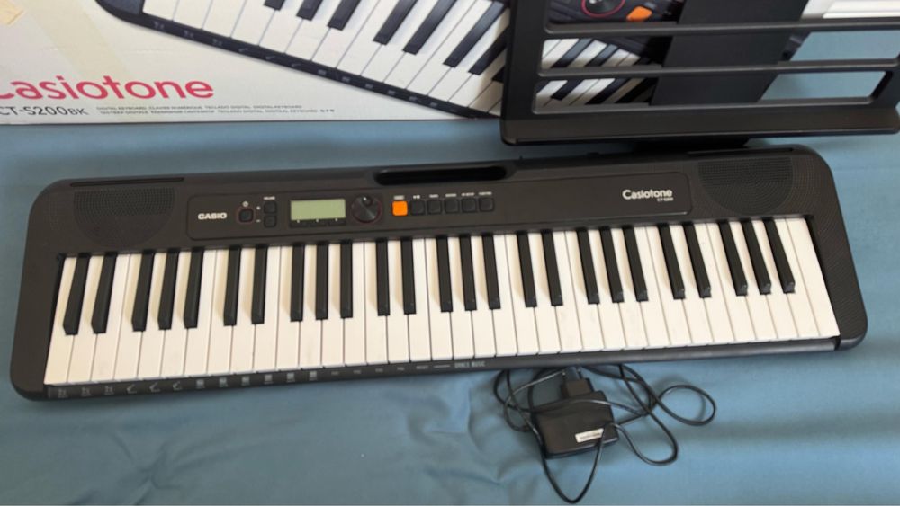 Продается синтезатор