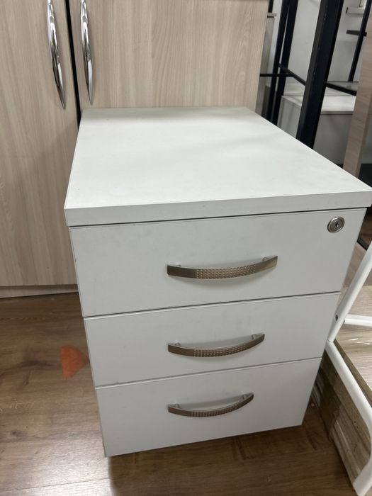 Тумбочки с 3 отсеками