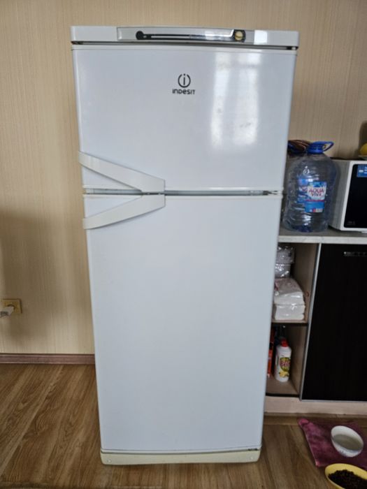 Отдам бесплатно б/у холодильник Indesit