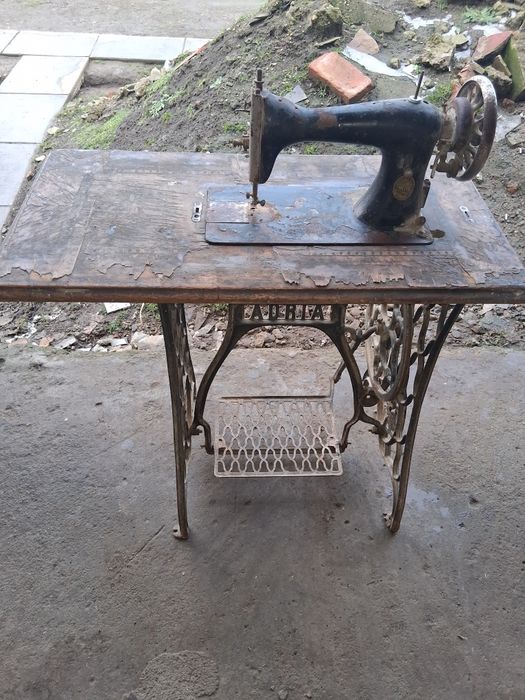 Vând mașină de cusut foarte veche