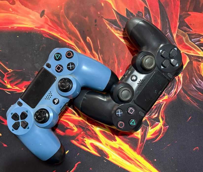 Продавам PS4 с 2 джойстика, 5 игри и бонус ретро конзола. Конзолата е почистена, с фабрични настройки и готова за игра. Всичко е в комплект