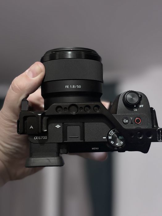 Sony A6700 + sony 50mm + SmallRig