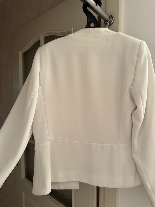 Продам белый пиджак, фирмы Манго