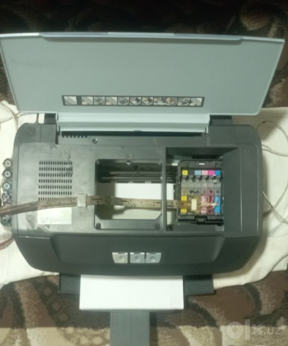 Цветной  принтер  Epson R270 б/у не печатает
