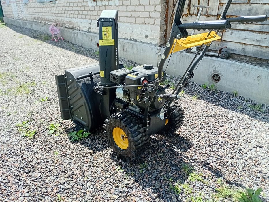 Продам снегоуборочную машину