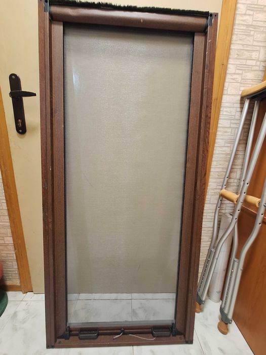 Продавам ролетен комарник