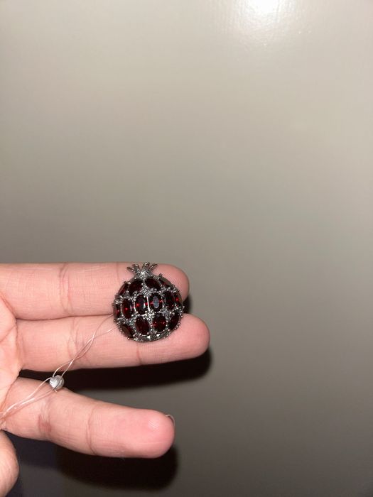 Ювелирная брошь в виде граната