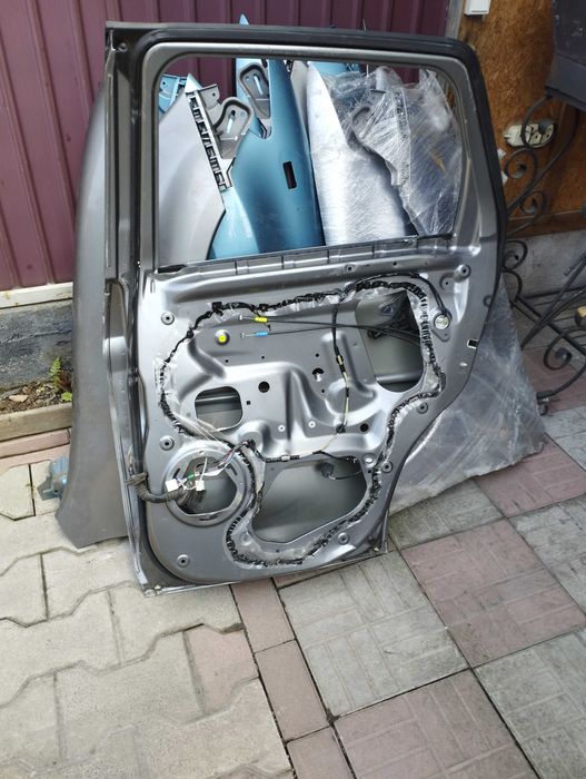 Дверь задняя левая