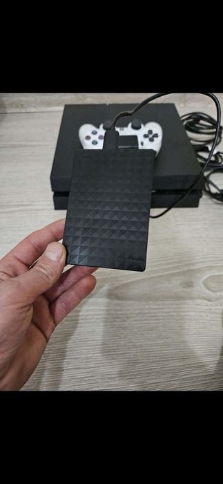 Продавам плейстейшън 4