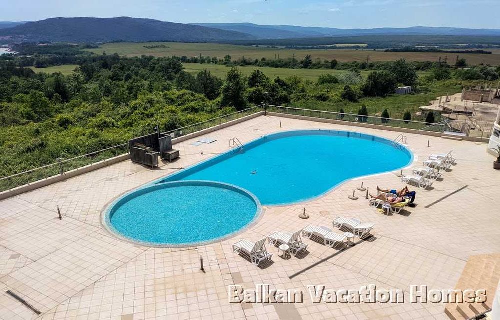 Тристаен апартамент в затворен комплекс в Бяла