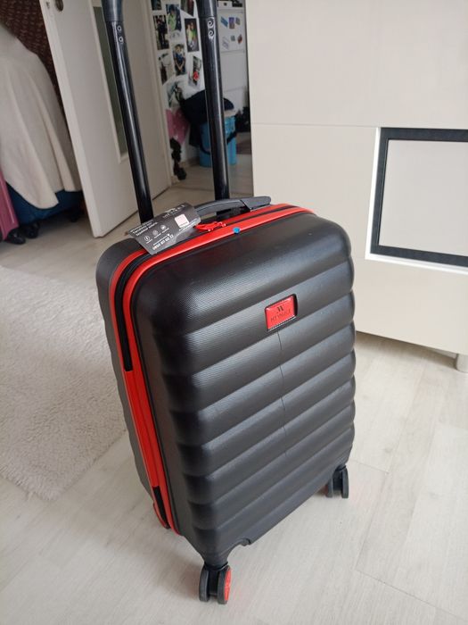 Vând troler 57 cm...puțin folosit,urme de folosire, produs de calitate