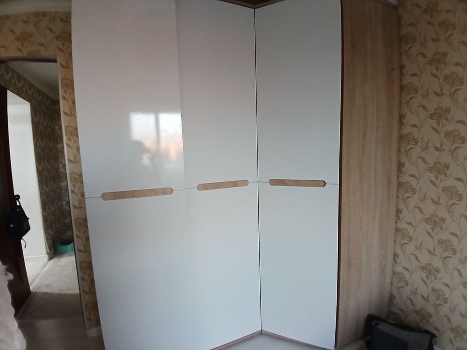 Шкаф белый угловой