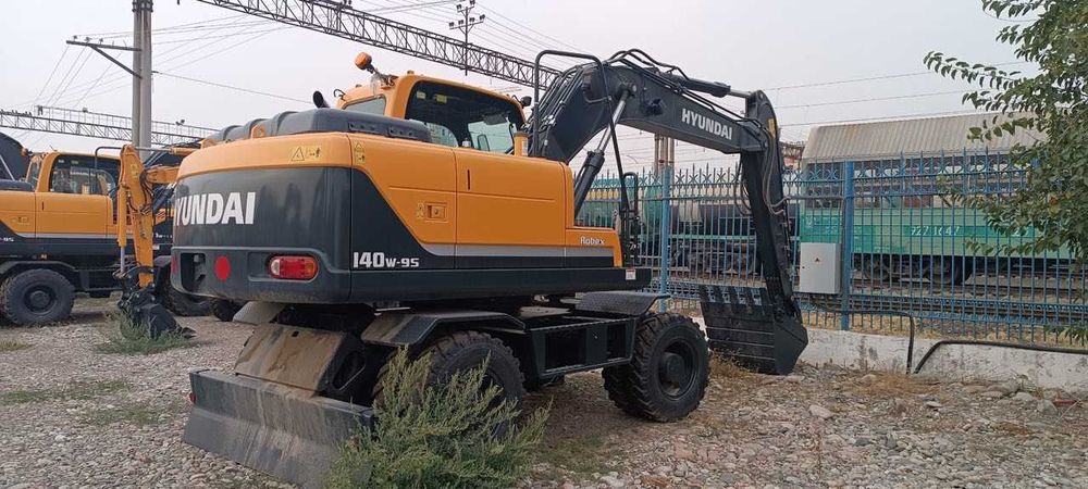 HYUNDAI 140W-9S excavator sotiladi / продается экскаватор