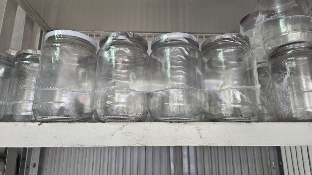 Нови празни буркани с капачка