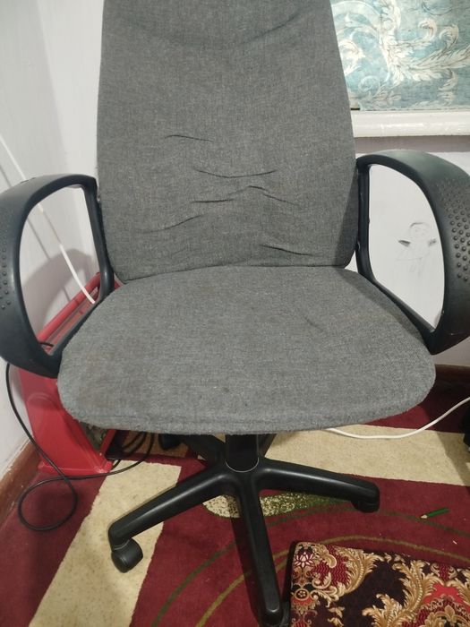 Kreslo sotiladi rabochi,