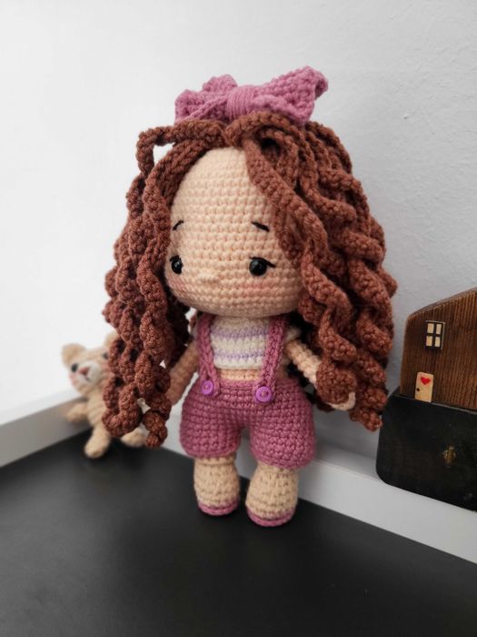 Păpușă croșetată manual – 16 cm de delicatețe, haine detașabile
