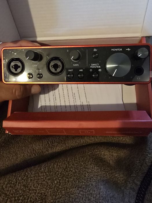 Focusrite Scarlett 2i2 + microfon Rode NT1-A + stand profi microfon 
2 intrări combo (XLR + jack)
Preamplificatoare clare, phantom power 48V
Conectare