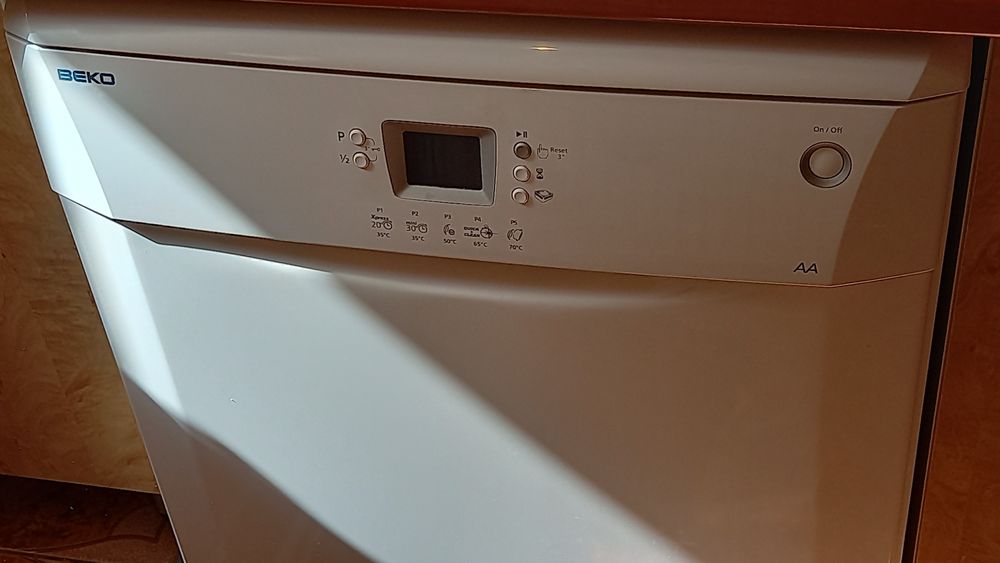 Vand masina de spalat vase BEKO,alba,capacitate mare,60×60 cm,interior spatios pe 2 nivele,perfect functionala,se face proba la vanzare