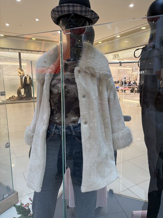 Късо зимно палто с пух в бежаво