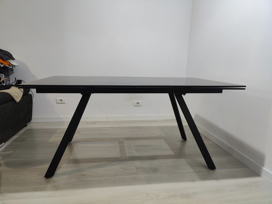 Masa extensibila sticla securizata fumurie + cadru metalic negru (240 cm)