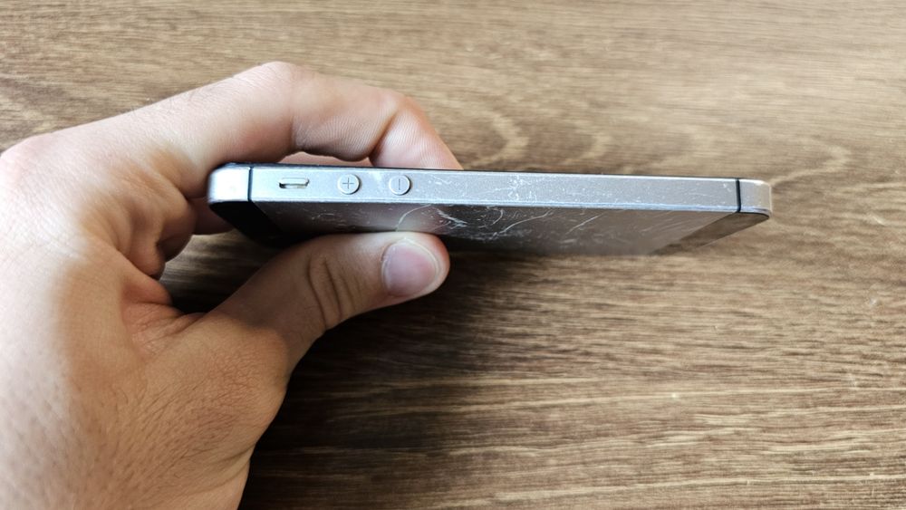 iPhone SE silver 128Gb