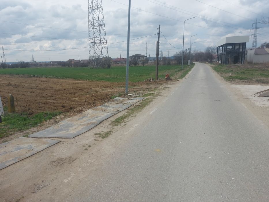 Vând parcele , teren intravilan , stradal, cu toate utilitățile