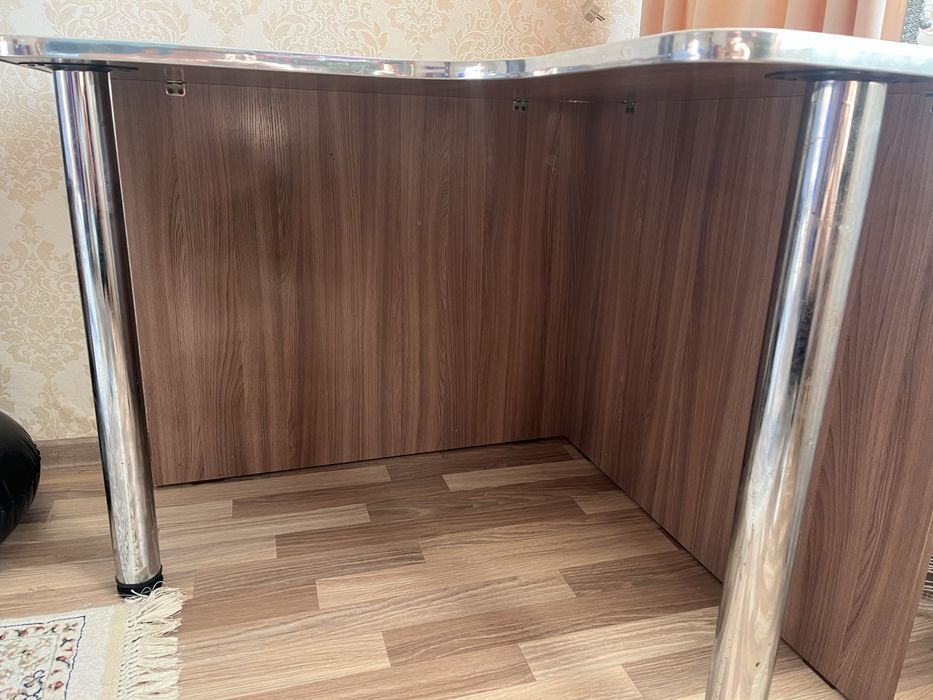 Стол в хорошем состоянии.