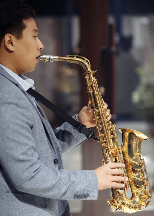 Саксафонист . Саксофон