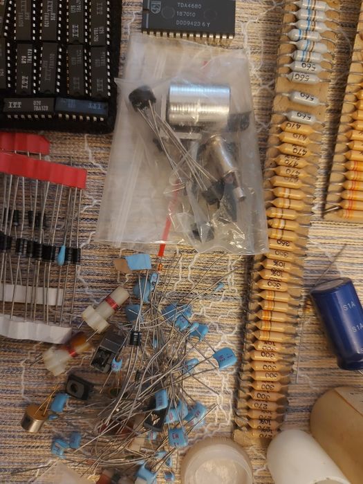Osciloscop Universal E 0102  0-10MHz și tot felul de piese electronice