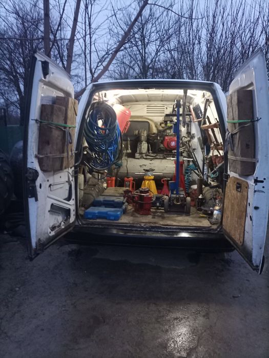 Autoutilitara Peugeot expert echipata pentru vulcanizare mobila
