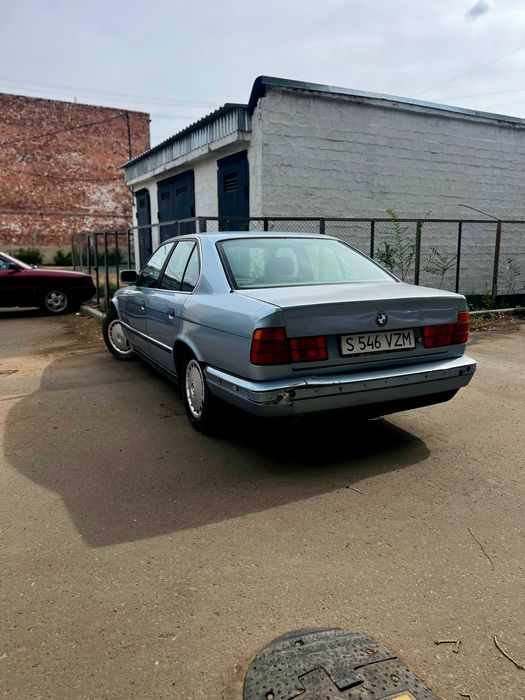 BMW 520 E34 Небесного цвета