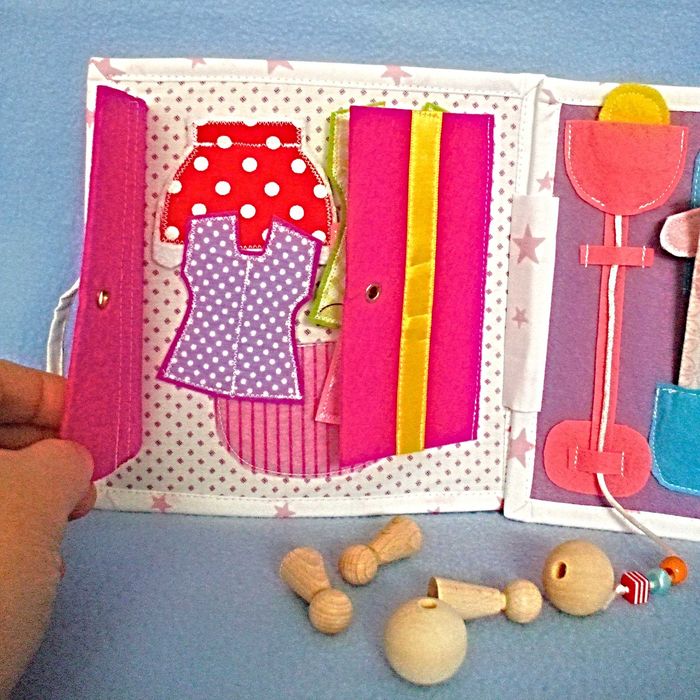 Carte senzoriala interactiva pentru fetite de la 2 ani.