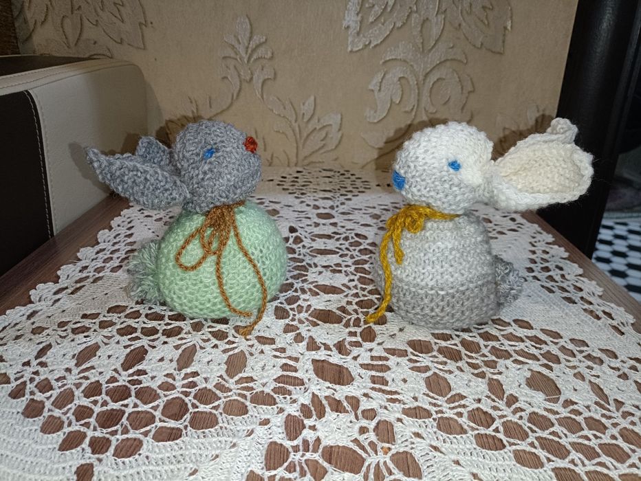 Игрушки ручной работы, брелоки, ёлочные украшения, вязаные из пряжи.