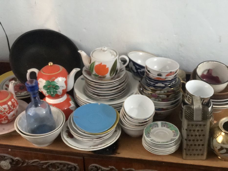 Продам посуду и тумбу