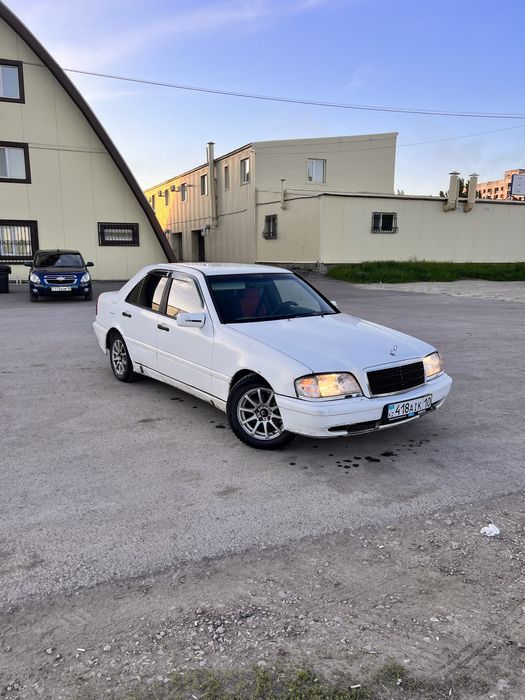 Мерс с 180 на ходу